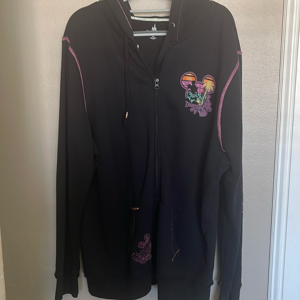 Disneyland women’s sweatshirt. Size xxl. Color black